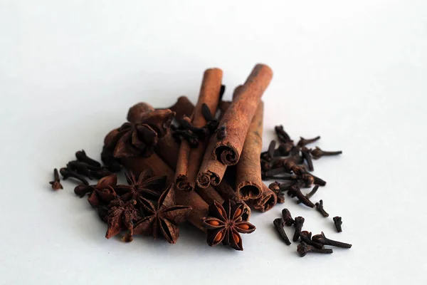 Cinnamon Sticks Cloves Isolated White Background — Stock Photo, Image