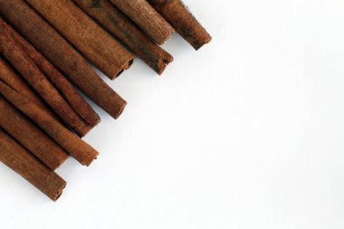 Kahverengi tarçın çubukları beyaz arkaplanda izole.