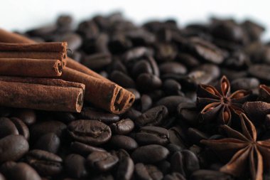 kahve çekirdekleri ve tarçın sopa beyaz zemin üzerine