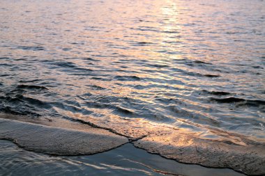Gün batımında sahilde dalgalar