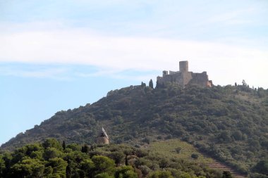 Güzel kale üzerinde yüksek ve yeşil dağ