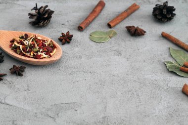 Ahşap arka planda kaşıklardaki baharatlar