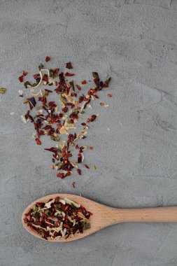 tahta kaşık üzerine baharat