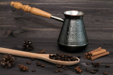 ahşap masa üzerinde eski cezve
