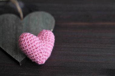 Ahşap arka planda pembe kalp