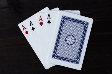 Siyah arkaplanda kart oynanıyor