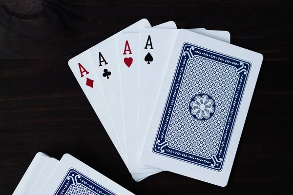 Jugar Las Cartas Sobre Fondo Negro — Foto de Stock