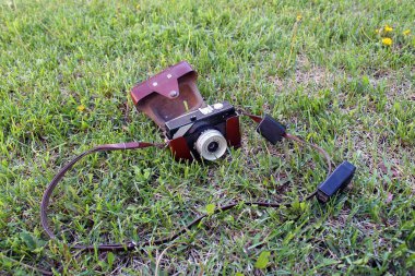 Yeşil çim üzerinde eski kamera