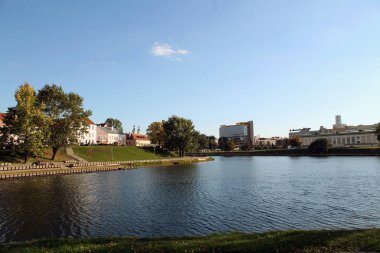 nehir ve köprü görünümü. şehirde sonbaharda nehir