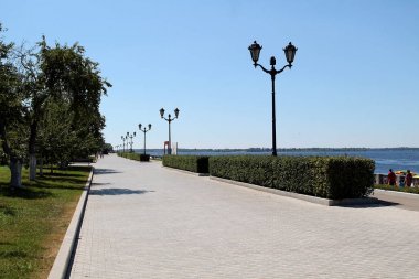 yaz aylarında şehirde dolgu