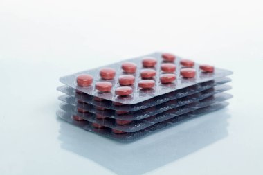 Beyaz arkaplanda izole edilmiş hap paketi