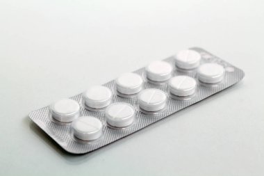 beyaz arka planda izole edilmiş hap paketi. beyaz izole bir kabarcık hapları