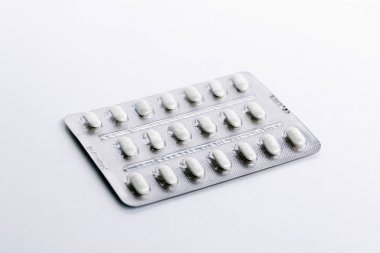 beyaz arka planda izole edilmiş hap paketi. beyaz izole bir kabarcık hapları