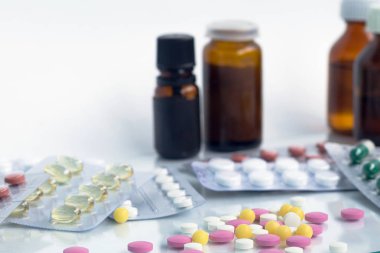 haplar ve şişe beyaz arka planda izole