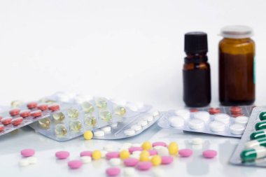 haplar ve şişe beyaz arka planda izole