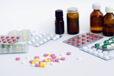 haplar ve şişe beyaz arka planda izole