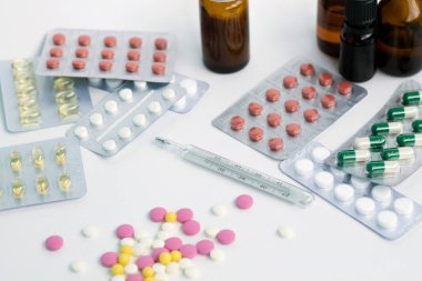 beyaz arka planda termometr ile hap ve tablet