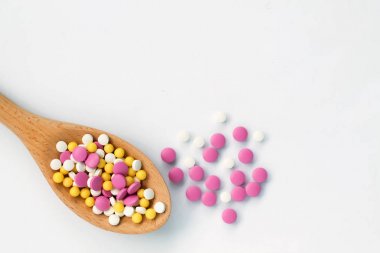 beyaz arka planda haplar ve tabletler. büyük kaşıkhap ve tablet