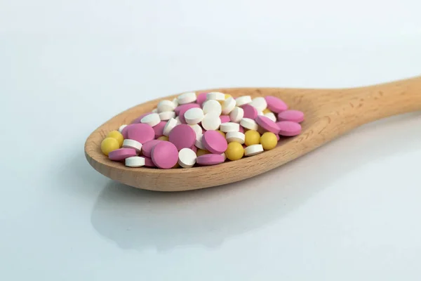 Dřevěnou Lžičkou Prášky Tablety Dřevěné Lžičky Izolované Bílém Pozadí — Stock fotografie