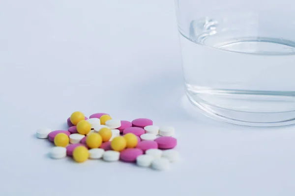 Barevné Pilulky Sklenice Vody Izolované Bílém Pozadí — Stock fotografie