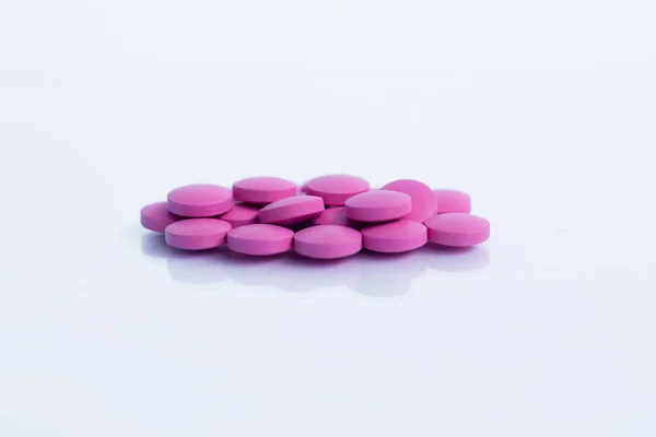 Červené Pilulky Izolované Bílém Pozadí Odrazem — Stock fotografie