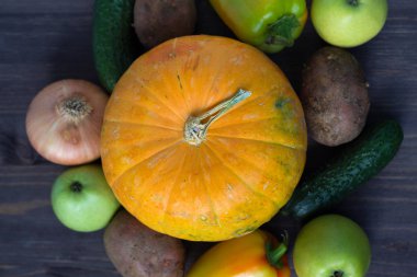 farklı sebzeler ile ahşap arka plan üzerinde kabak: elma, biber, soğan ve salatalık.