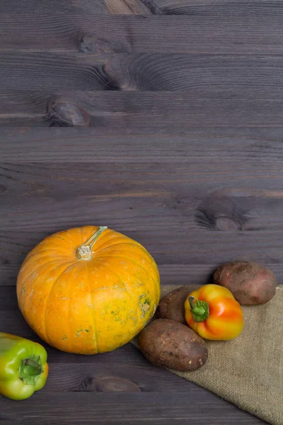 Süße Kürbisse Mit Gemüse Auf Holztisch — Stockfoto