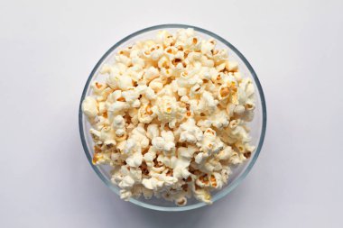 beyaz arka plan üst görünümünde izole patlamış mısır kase