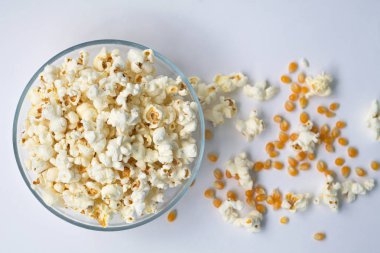 Beyaz arka plan üzerinde izole kase patlamış mısır