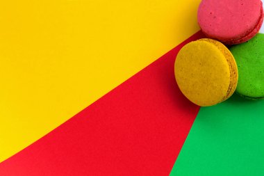 renkli bir arka planda yeşil, kırmızı ve sarı macaroons