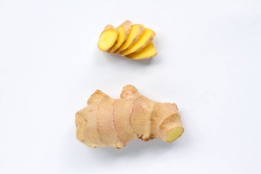 beyaz arka plan üst görünümünde izole zencefil dilimleri ve kökü