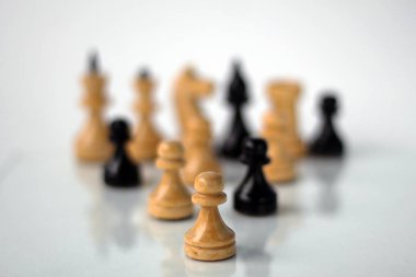 Ortada satranç beyaz piyon ve beyaz bir arka plan üzerinde diğer taşlar