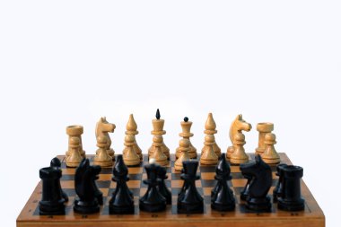 bir satranç tahtası üzerinde beyaz ve siyah satranç taşları. oyunun başlangıcı. beyaz piyon ilk hamleyi yaptı