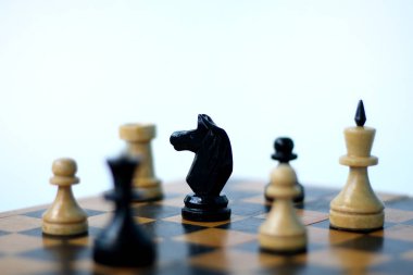 satranç tahtası üzerinde satranç taşları. diğer taşlarla satranç tahtası üzerinde siyah satranç şövalye
