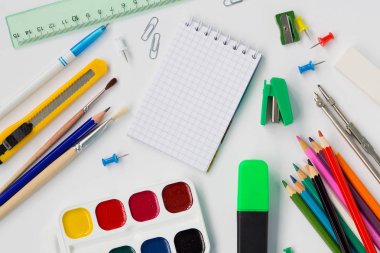 Okula geri dön. beyaz arka plan üzerinde okul malzemeleri kümesi