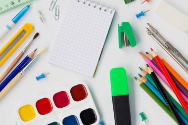 Okula geri dön. beyaz arka plan üzerinde okul malzemeleri kümesi