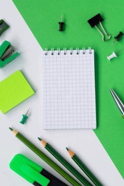 beyaz ve yeşil arka plan üzerinde izole diğer okul malzemeleri ile defter ve kalem. okula geri dön