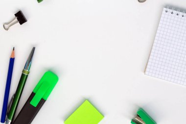 beyaz arka plan üst görünümünde okul malzemeleri kümesi. okula geri dön