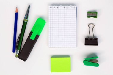 beyaz arka plan üst görünümünde yalıtılmış ofis kırtasiye seti