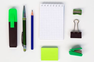 beyaz arka plan üst görünümünde ofis kırtasiye seti