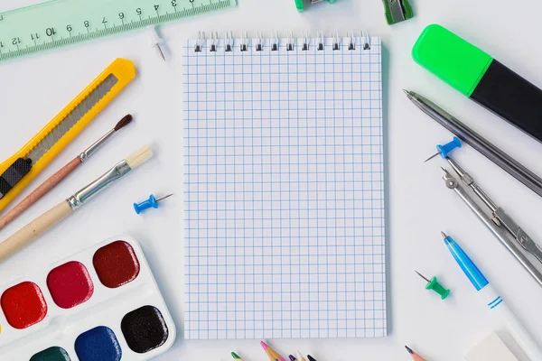 kopyalama alanı ile beyaz arka plan üzerinde ofis malzemeleri kümesi