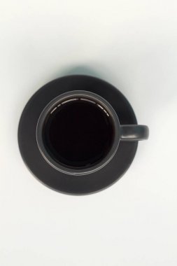 Beyaz arka planda koyu kahve. Espresso koyu bir fincan üst görünümünde.