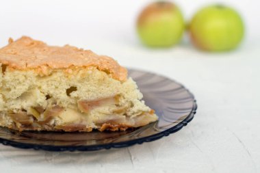 Çocuk oyuncağı. beyaz arka plan üzerinde taze meyve ile koyu cam tabakta elma pasta