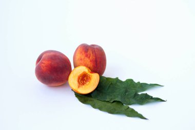 beyaz arka plan üzerinde izole yeşil yaprakları ile taze şeftali