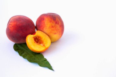 Beyaz arka plan üzerinde izole yaprakları ile taze şeftali