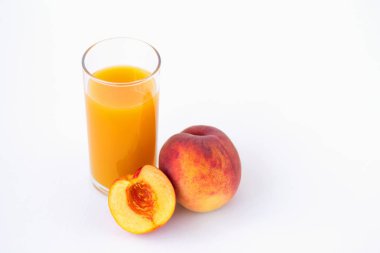 şeftali suyu ve taze meyve cam beyaz izole