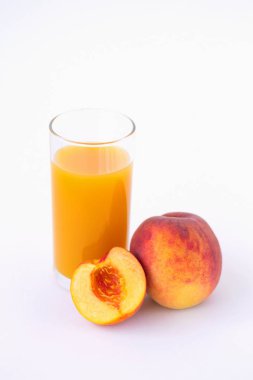 şeftali suyu ve taze meyve cam beyaz izole