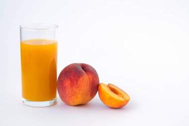 beyaz arka plan üzerinde taze şeftali suyu ve meyve cam