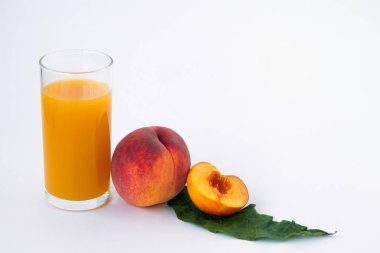 şeftali suyu ve yeşil yaprak beyaz arka plan izole taze meyve cam