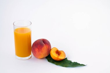 beyaz arka plan üzerinde şeftali suyu ve taze meyve cam